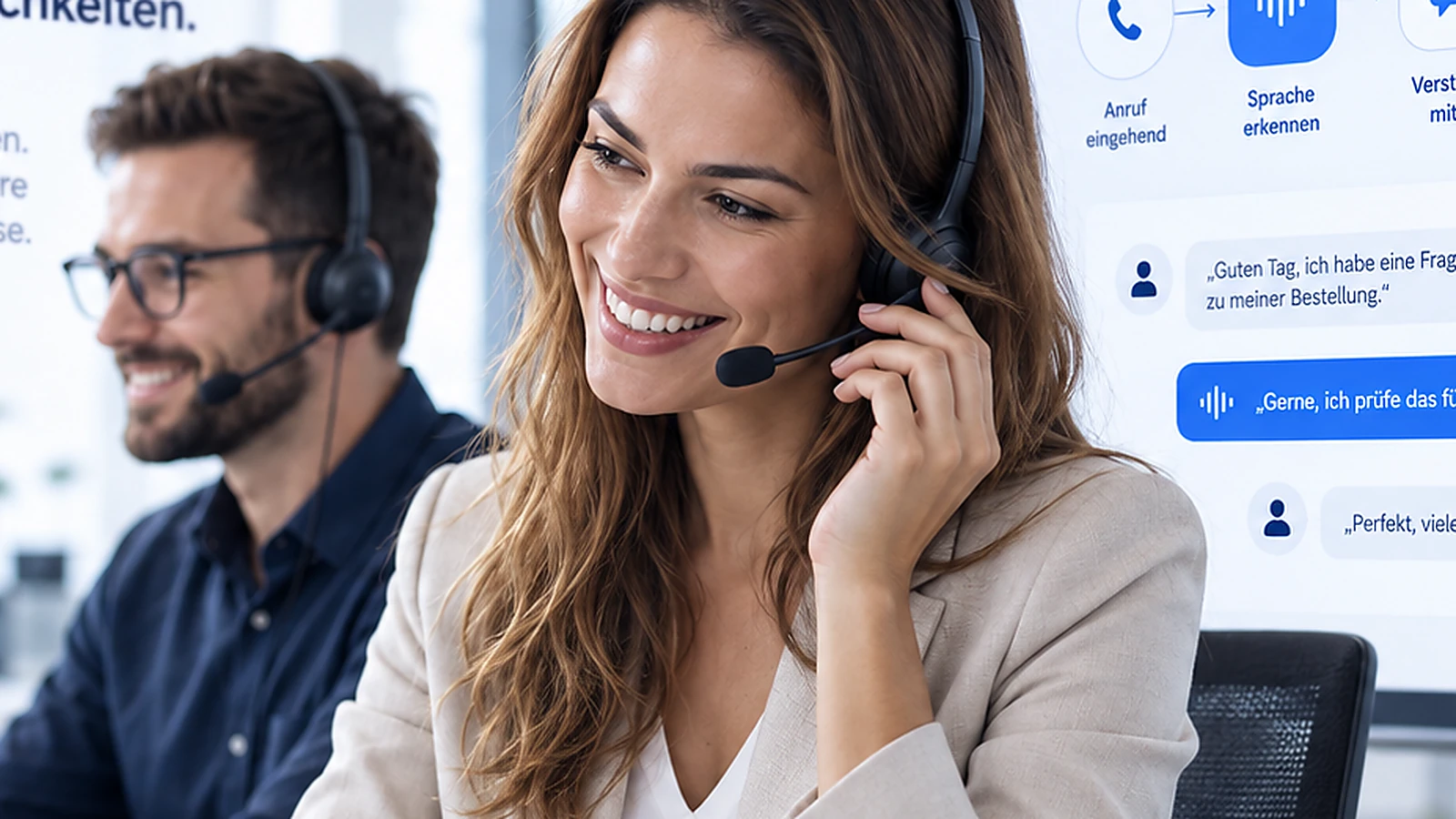 Illustrative Aufnahme einer Kundenservice-Mitarbeiterin mit Headset